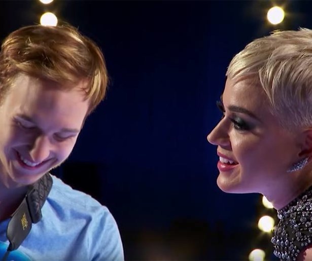 Katy Perry geeft American Idol-kandidaat ongevraagd eerste zoen