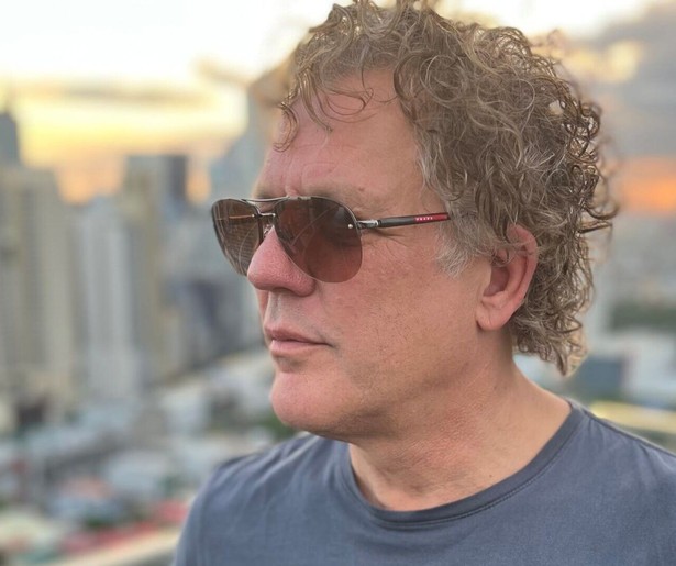 Kees van der Spek ontmaskert oplichter die zich voordoet als George Strait