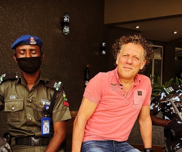 Kees van der Spek gaat op jacht naar een vakantieliefde met mooie praatjes