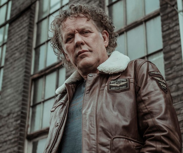 Kees van der Spek spoort een gevluchte echtgenoot op in Oplichters Aangepakt