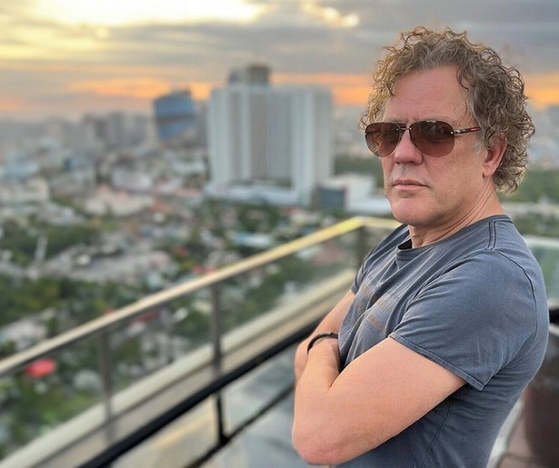 Kees van der Spek helpt Rob Geus een handje in de seizoensstart van Oplichters Aangepakt