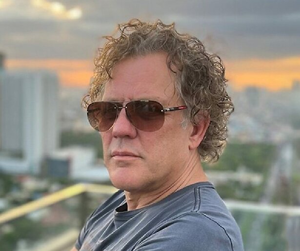 Kees van der Spek gaat ook in het nieuwe seizoen van Kees van der Spek Ontmaskert er met gestrekt been in