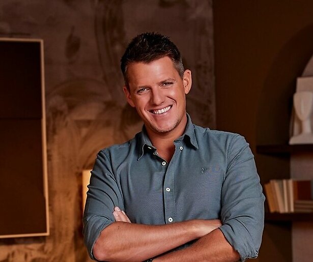 Presentator Kees Tol lanceert 'feestlied'