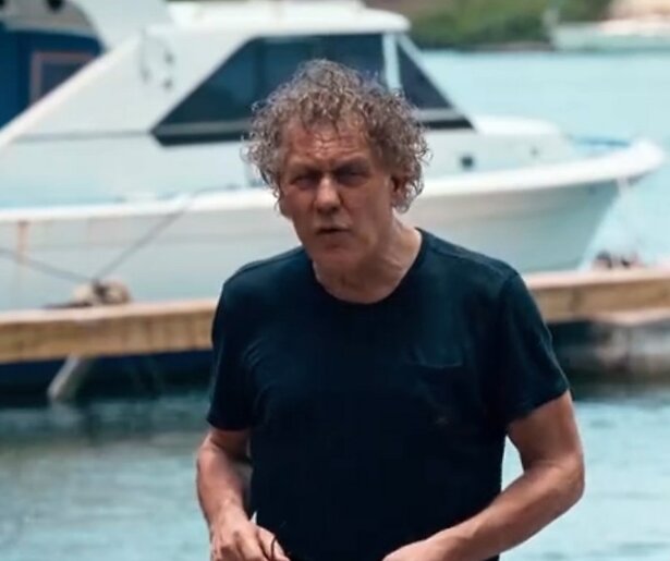 Kees van der Spek biedt Paul, Marilva en Ian de helpende hand in Kees van der Spek Ontmaskert