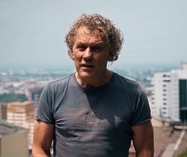 Kees van der Spek reist in Kees van der Spek Ontmaskert af naar Kenia om Ronalds moeder te redden