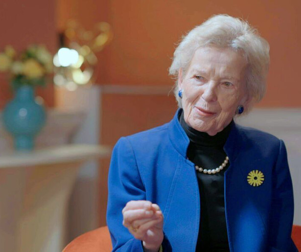 Kefah Allush gaat in het slot van Kefah en de Wijzen in gesprek met Mary Robinson