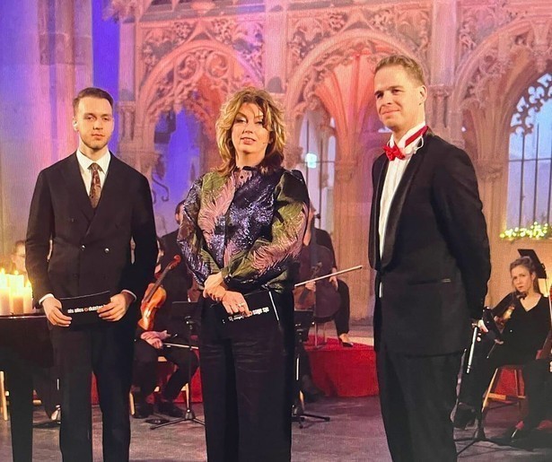 Matthijn Buwalda, Joy Wielkens en dj Sefa steken kerstklassiekers in een nieuw jasje in de kerstspecial Als Alles Duister is