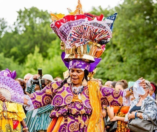 NPO2 brengt verslag uit van het Keti Koti Festival op het Museumplein in Amsterdam
