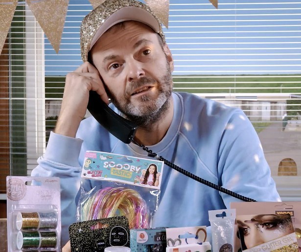 Teun van de Keuken omringt zich met glitters in Keuringsdienst van Waarde