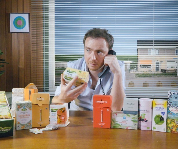 De presentatoren van Keuringsdienst van Waarde zijn wel toe aan een kopje thee