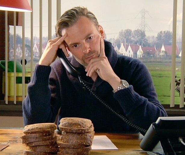 De reporters van Keuringsdienst van Waarde nemen brood uit de supermarkt onder de loep