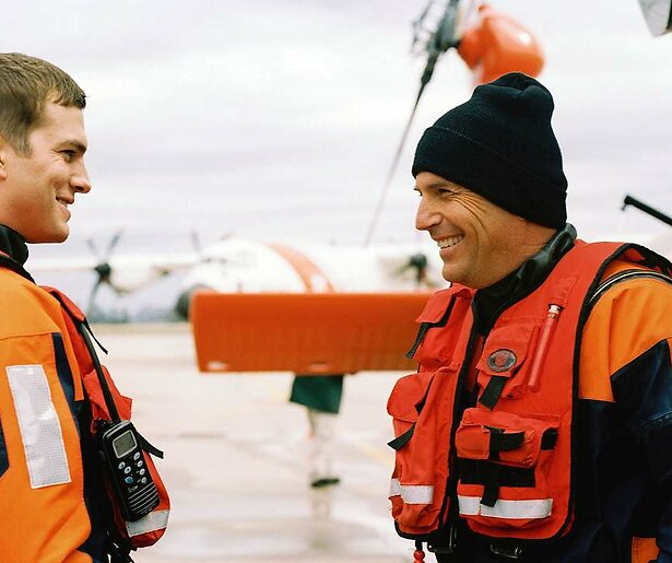 Ashton Kutcher krijgt les van Kevin Costner in The Guardian