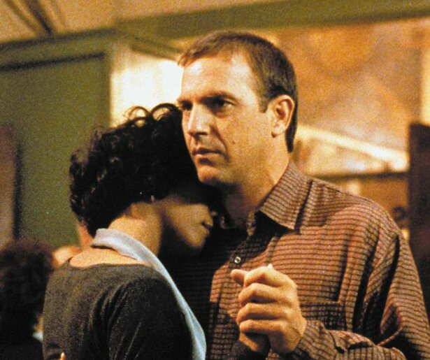 Kevin Costner heeft in The Bodyguard één taak: Whitney Houston beschermen