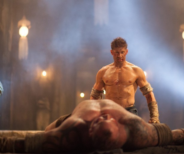 Jean-Claude Van Damme traint kickboksers in Kickboxer: Retaliation