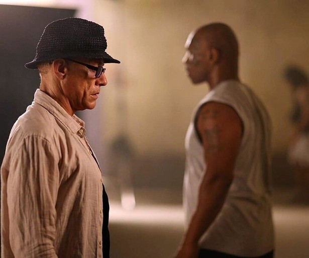 Jean-Claude Van Damme traint kickboksers in Kickboxer: Retaliation