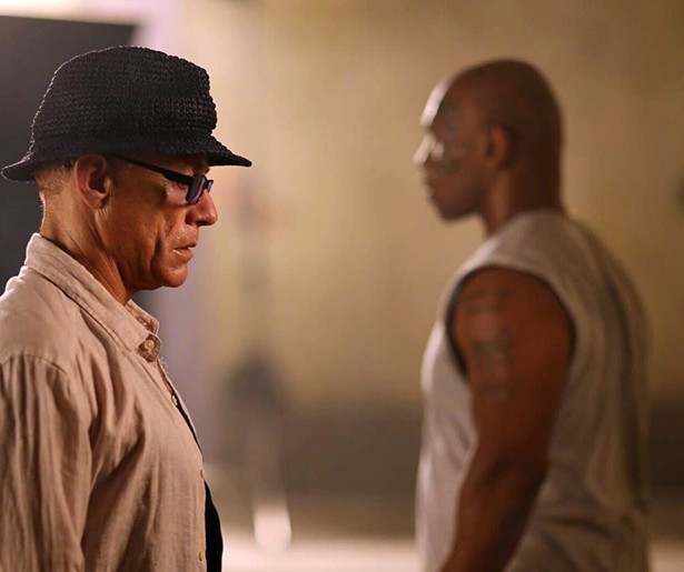 Jean-Claude Van Damme traint kickboksers tot het uiterste in Kickboxer: Retaliation