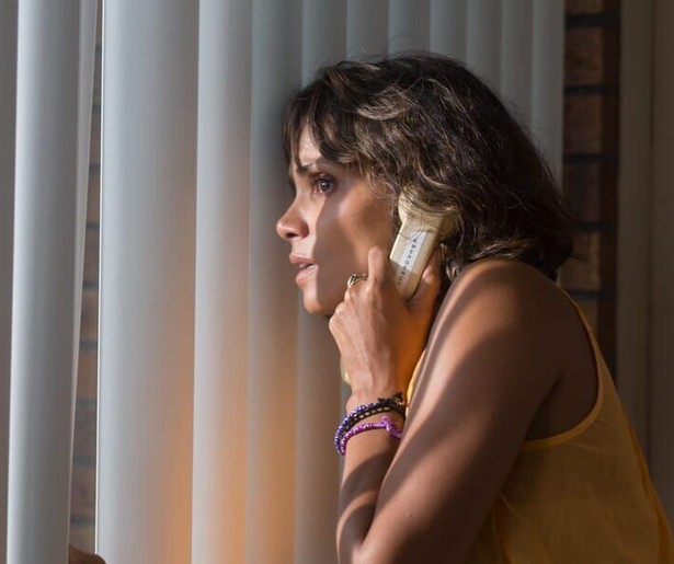 Halle Berry is naarstig op zoek naar haar zoontje in Kidnap