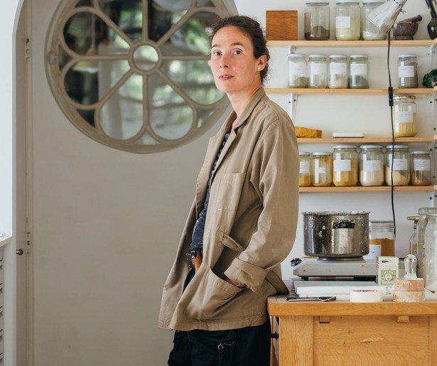 Charlotte Caspers bekijkt boomsculpturen van Giuseppe Penone in Kijken met Caspers