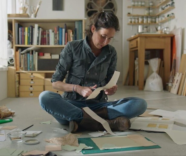 Charlotte Caspers duikt in de geschiedenis van papier in Kijken met Caspers