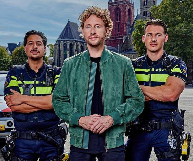 Agenten Daan en Tyrone krijgen te maken met een dronken man in Bureau Maastricht