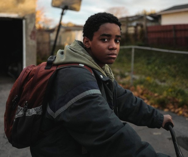 Myles Truitt weet niet wat hij met zijn futuristische wapen moet in Kin