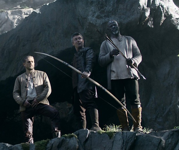 Charlie Hunnam blijkt blauw bloed te hebben in King Arthur: Legend of the Sword