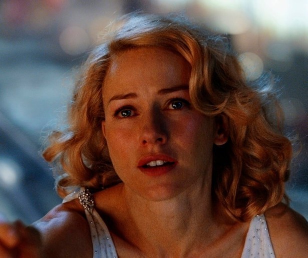 Een gigantische gorilla krijgt Naomi Watts te pakken in King Kong