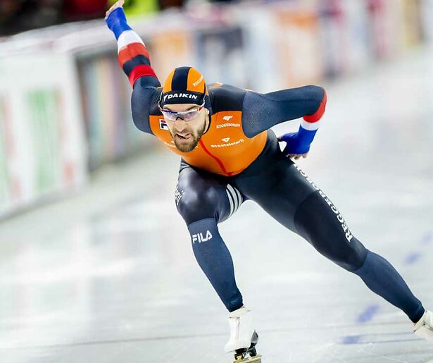 Kjeld Nuis en Tim Prins jagen op een baanrecord op de 1500 meter tijdens de Wereldbeker schaatsen in Hamar