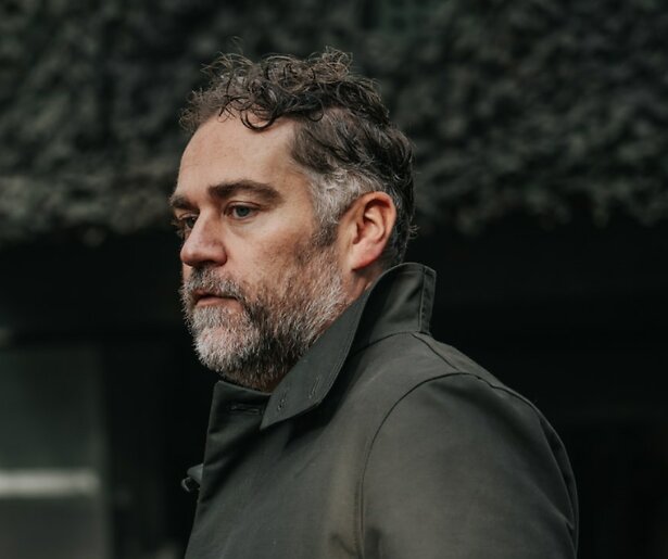 Oud-politicus Klaas Dijkhoff onderzoekt of Nederland voorbereid is op oorlog in Klaas aan het Front