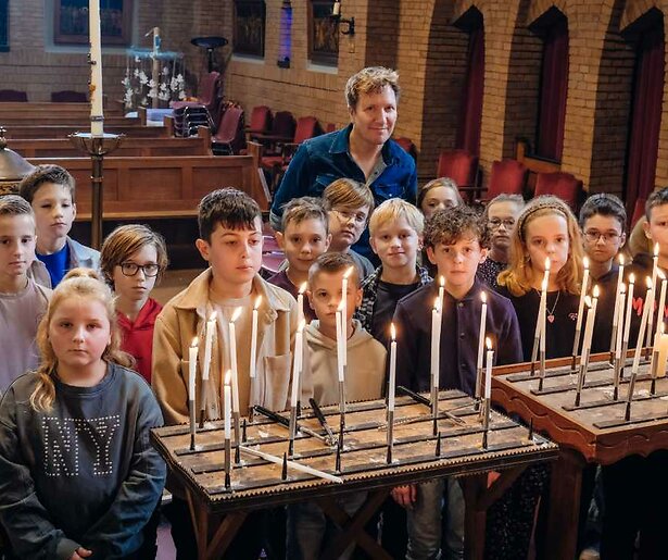 Klaas van Kruistum presenteert de jeugdversie van Voor Wie Steek Jij een Kaarsje op?