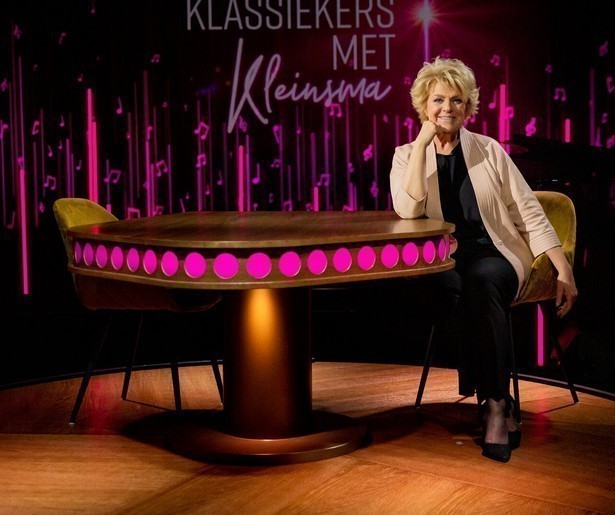 Kleinkunstkoningin Jenny Arean is te gast bij Simone