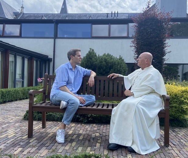 Thomas Cammaert gaat op zoek naar rust en regelmaat in Kloostergasten