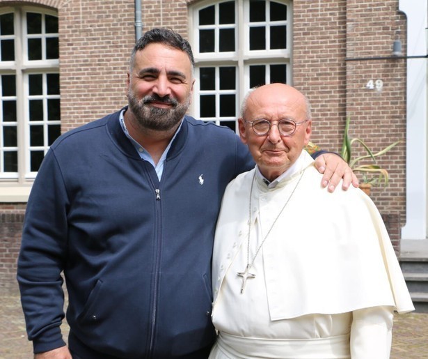 Sinan Can opent het nieuwe seizoen van Kloostergasten op NPO 2