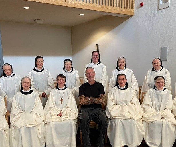 Radio-dj Eric Corton heeft bijzondere gesprekken met de zusters in Kloostergasten