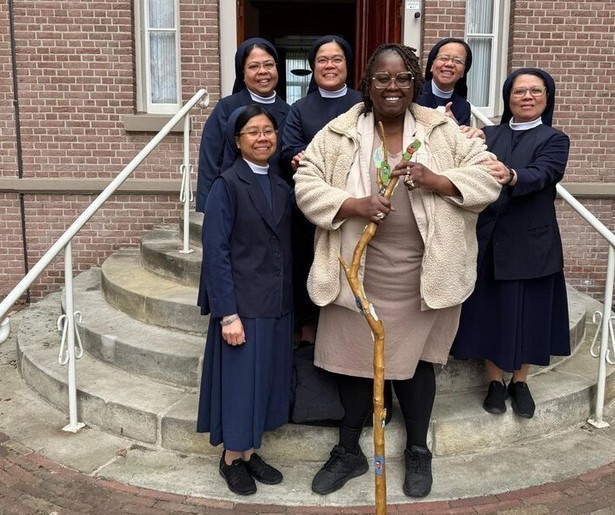 Shirma Rouse trakteert de zusters Franciscanessen op wat muziek in Kloostergasten