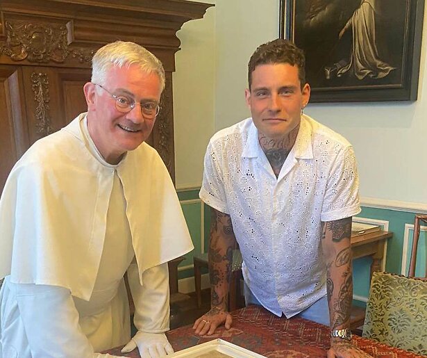 Douwe Bob sluit het seizoen van Kloostergasten af met een bezoek aan de Abdij van Berne