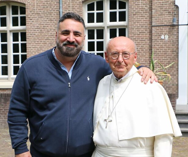 Sinan Can gaat het klooster in: 'Benieuwd of ik mij over kan geven'
