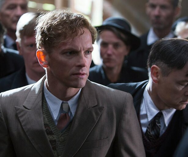 Barry Atsma is geobsedeerd door God in Knielen op een Bed Violen