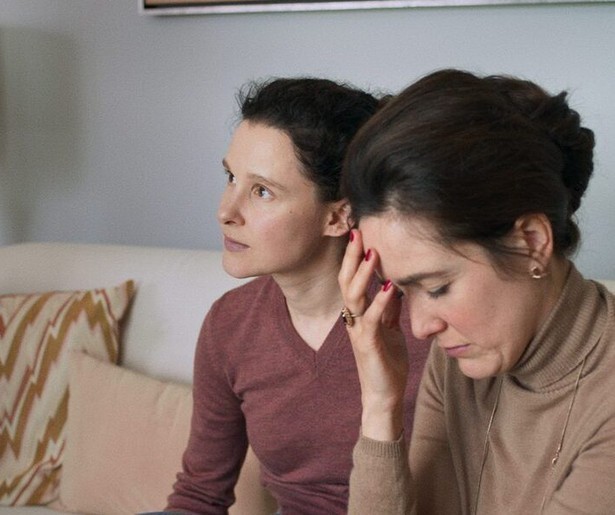 Mona staat aan de zijlijn van haar eigen leven in Kom Hier Dat Ik U Kus