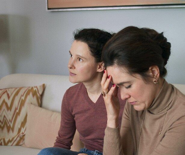 Mona staat aan de zijlijn van haar eigen leven in Kom Hier Dat Ik U Kus