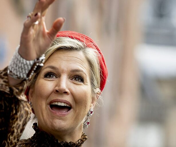 Koning Máxima brengt een bezoek aan gerenoveerde Van Gogh Village Museum in Blauw Bloed