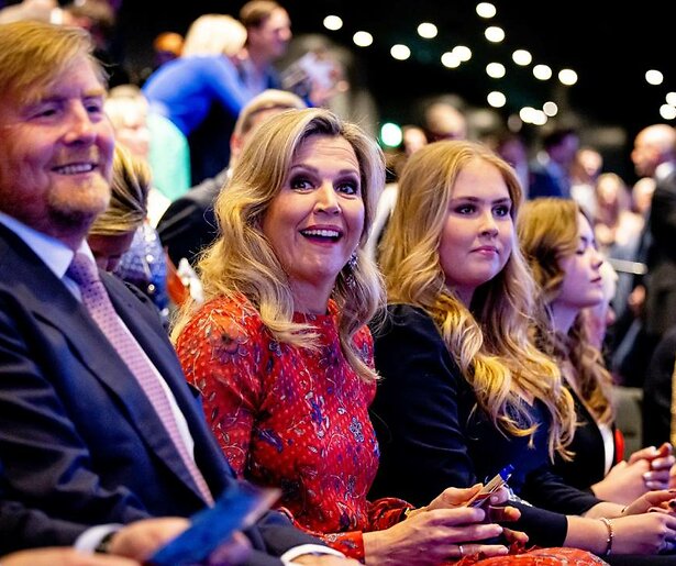 Koning Willem-Alexander en koningin Máxima sluiten een feestelijk dag in Emmen af met Het Koningsdagconcert