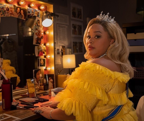 Noortje Herlaar en Sarah Janneh vechten elkaar de tent uit in Koningshuis the Musical