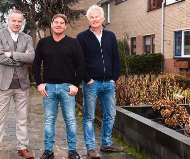 Kopen Zonder Kijken-deelnemers Santosh en Vanity zitten met de handen in het haar