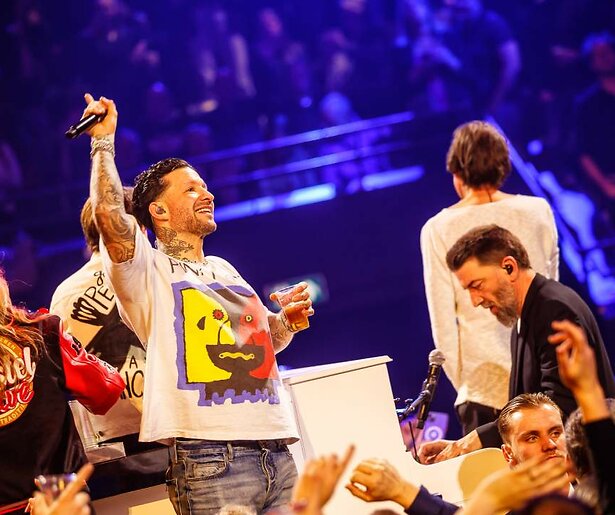 Meezingen vanaf de bank met De Vrienden Van Amstel LIVE 2024