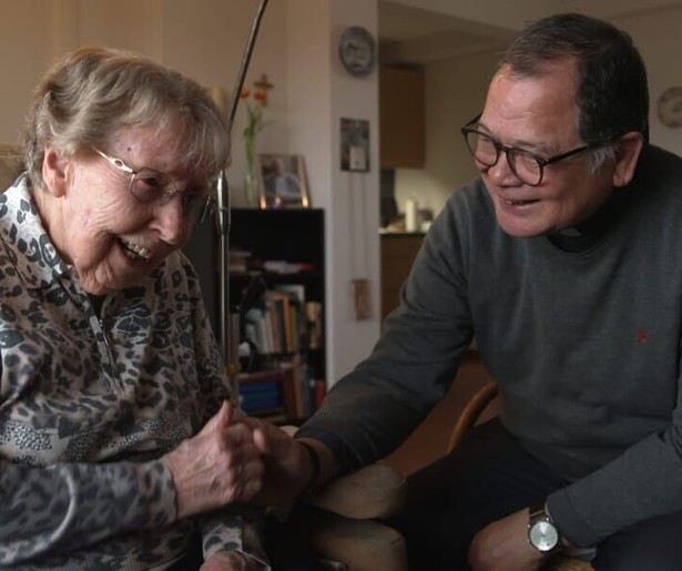 Priesters vertellen in Kruispunt over de toenemende werkdruk