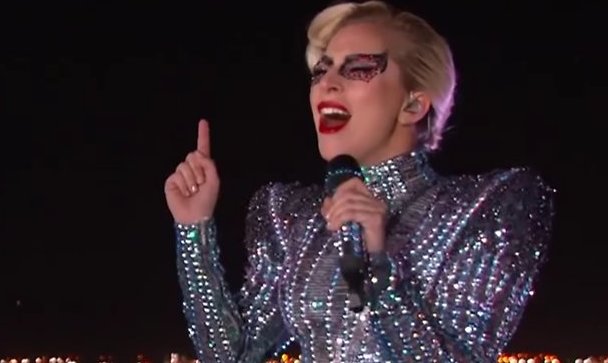 Videosnack: Lady Gaga bungeejumpt haar Super Bowl Halftime Show binnen