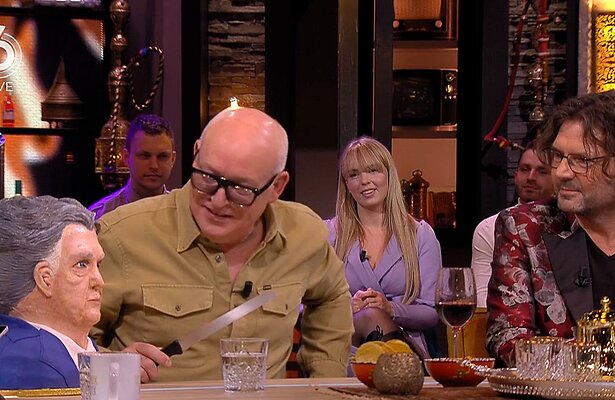 René van der Gijp 'scalpeert' Louis van Gaal in De Oranjewinter