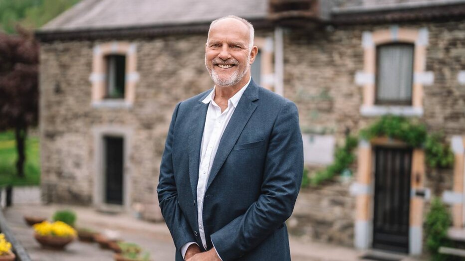 Leendert voor zijn B&B in B&B Vol Liefde.