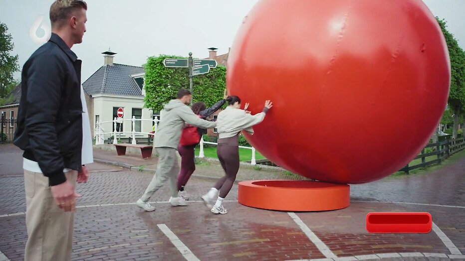 Jan Versteegh stond erbij en keek er naar in Let's play ball